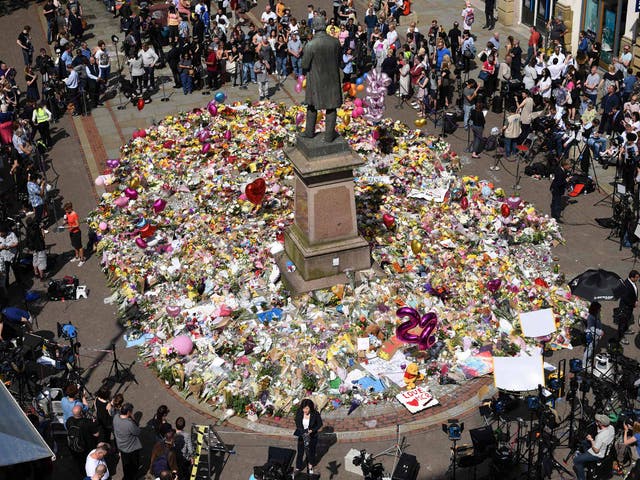 Se colocaron tributos en el centro de la ciudad después de la atrocidad.