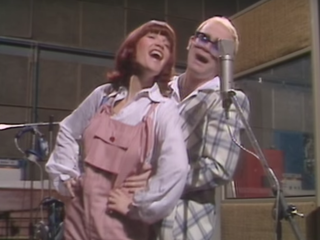 Kiki Dee and Elton John in the song's music video.