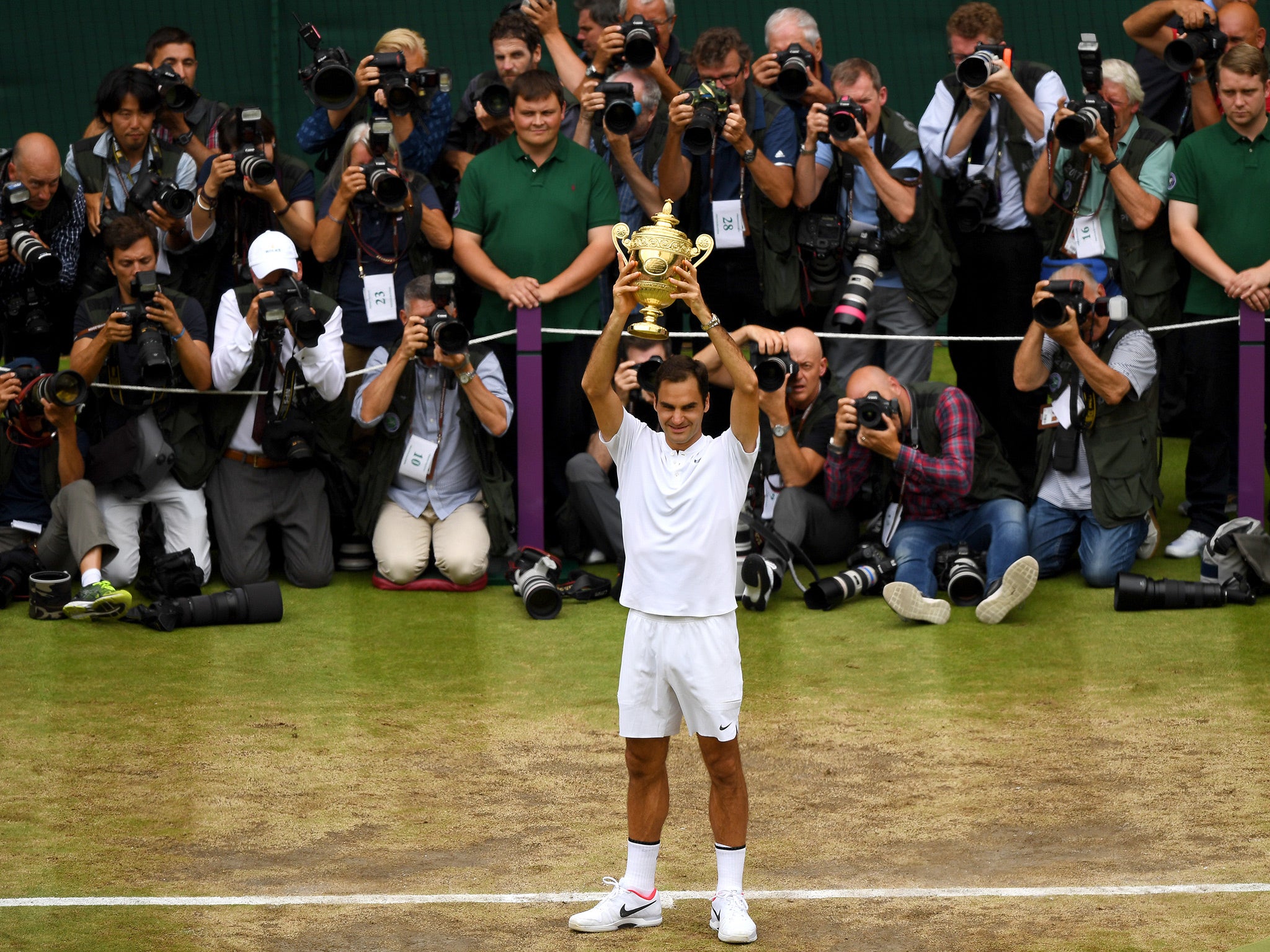 Roger Federer lifts the Wimbledon trophy after beating Marin Cilic