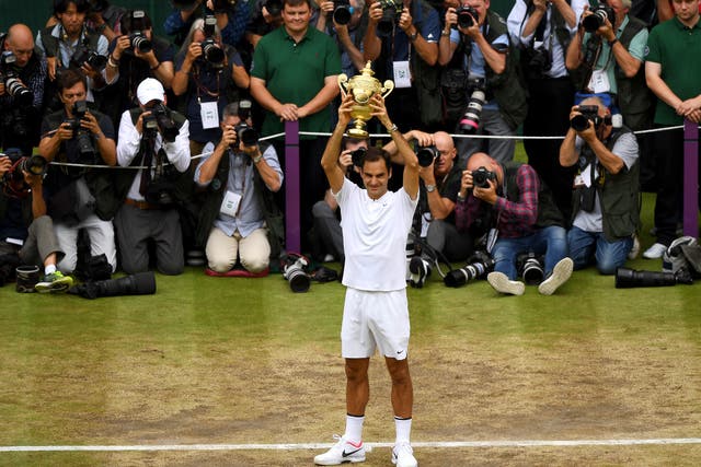 Roger Federer lifts the Wimbledon trophy after beating Marin Cilic
