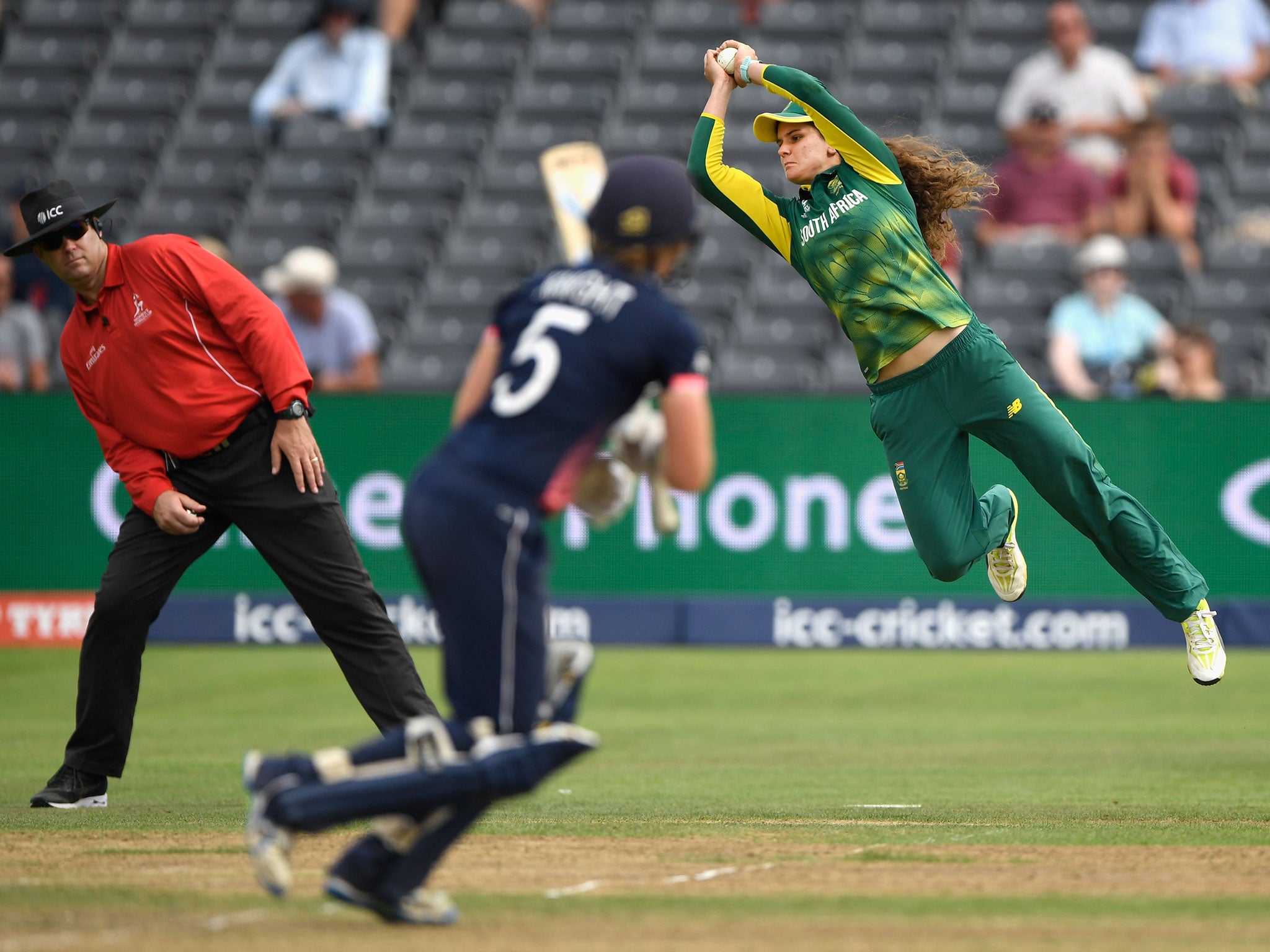 Heather Knight is caught by Laura Wolvaartd