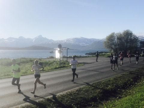 A marathon in the midnight sunshine, Running