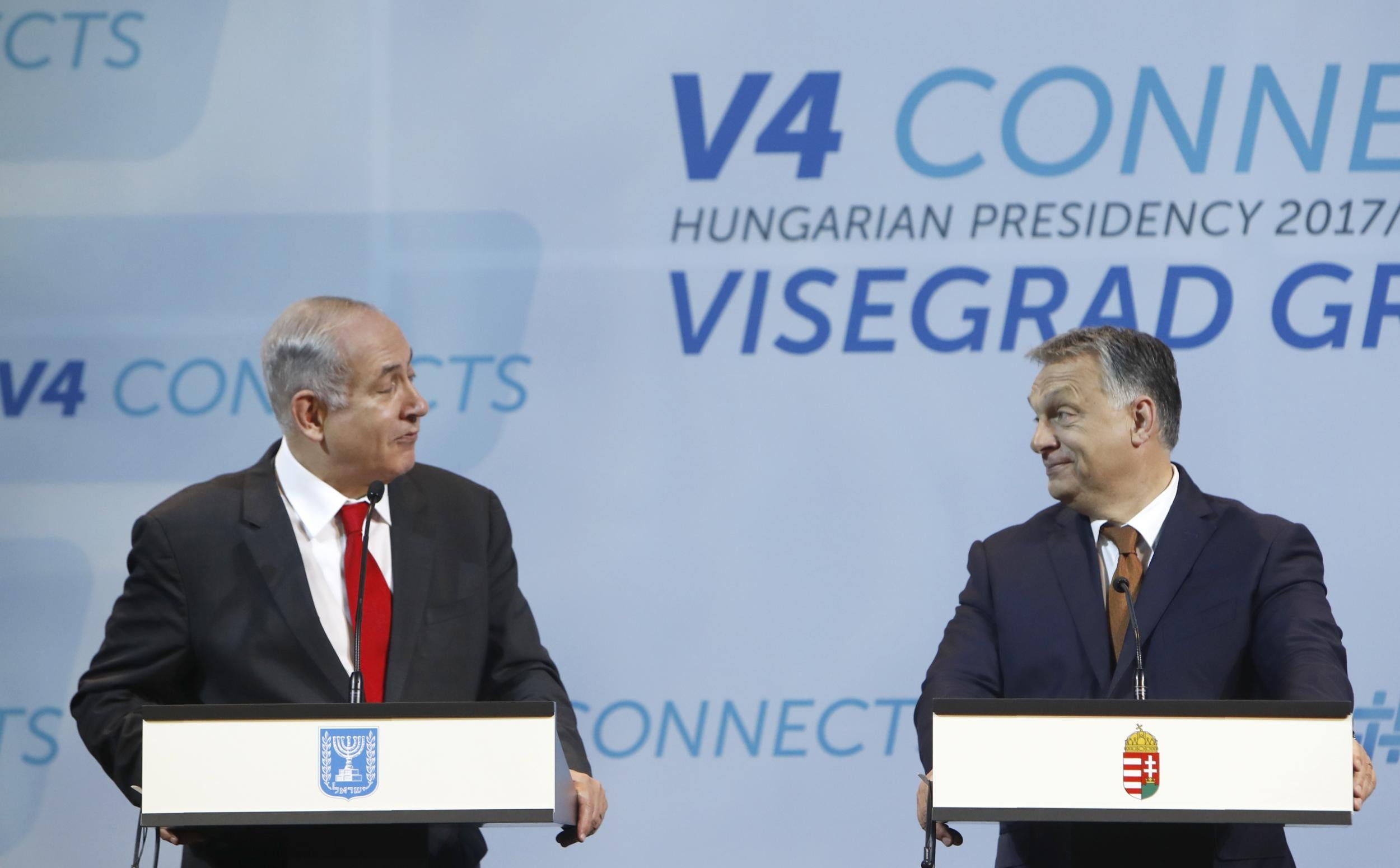 Israel's Prime Minister Benjamin Netanyahu (L) and his Hungarian counterpart Viktor Orban attend a news conference with the Visegrad Group Prime Ministers in Budapest, Hungary on 19 July 2017