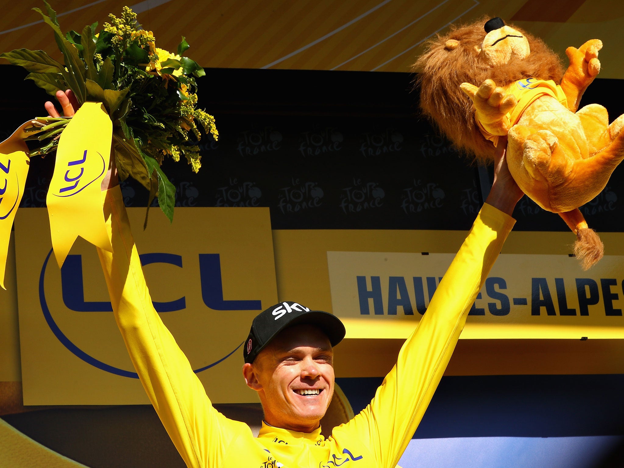 Froome celebrates retaining the yellow jersey