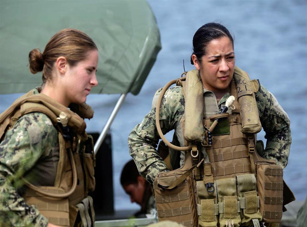 Navy members Danielle Hinchliff and Anna Schnatzmeyer - not the special forces candidates - training in 2013