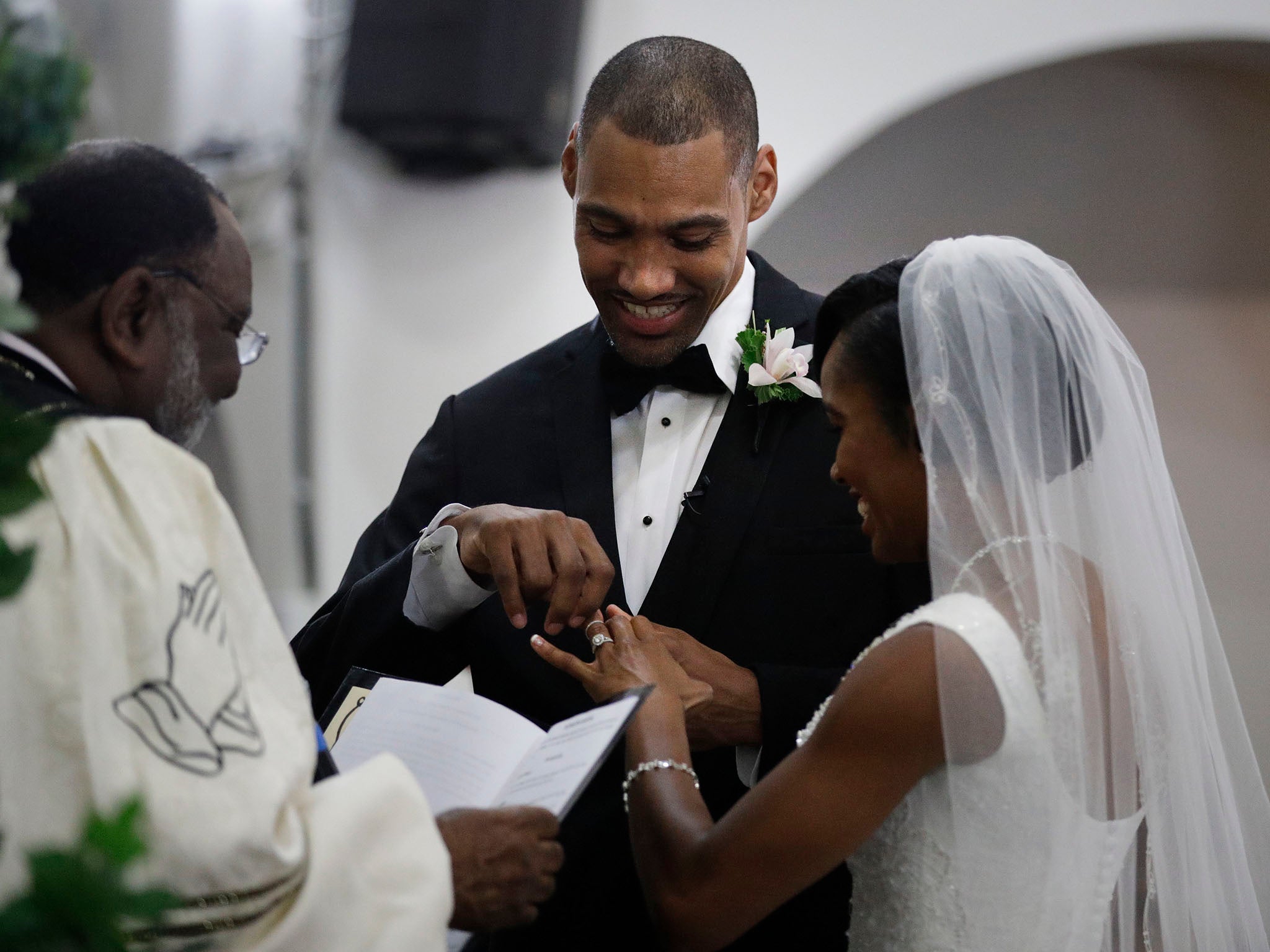 Nieto and Stoddart exchange rings after saying their vows