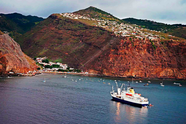 Footage shows a non-commercial flight landing at St Helena airport in October 2016