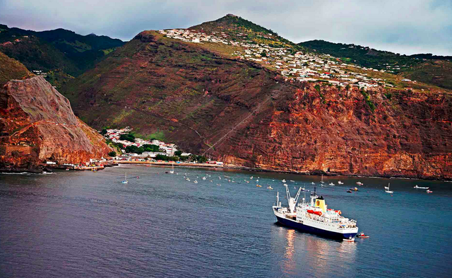 Footage shows a non-commercial flight landing at St Helena airport in October 2016