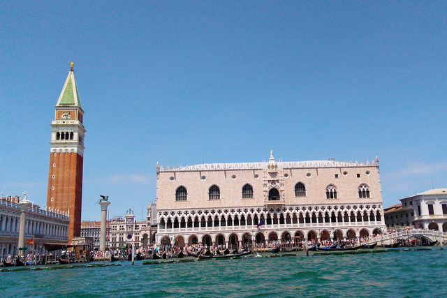 Swimming in the canals of Venice will now net you a €450 fine