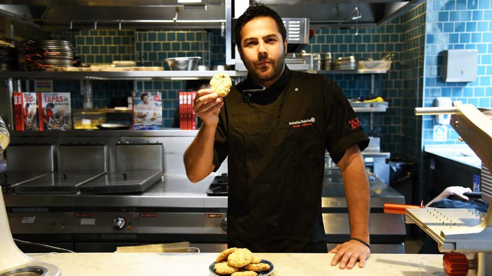 Omar shows how to make Galletas de aceite