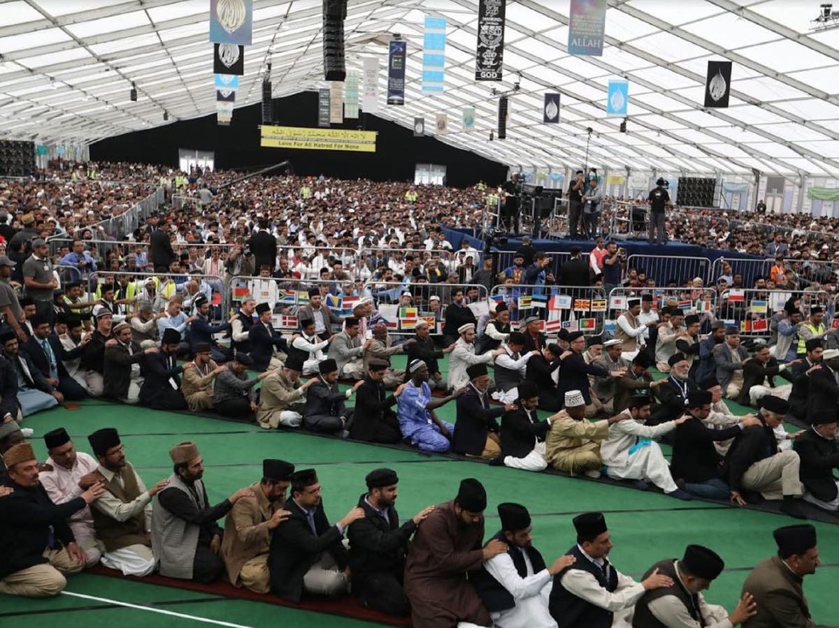 More than 30,000 Muslims gather to condemn Isis at largest Islamic