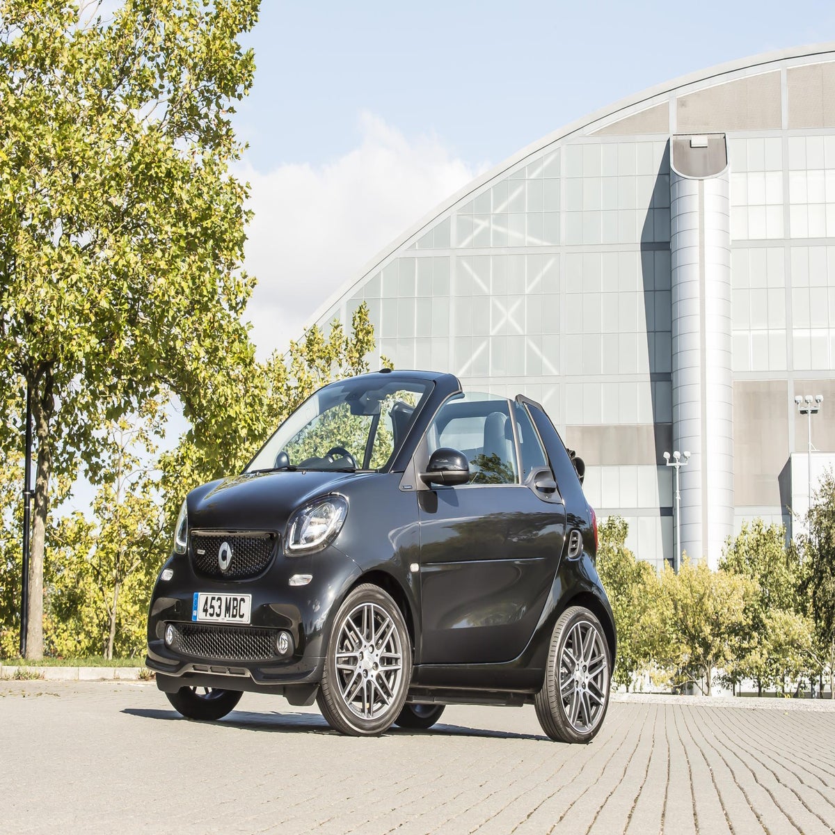 https://static.independent.co.uk/s3fs-public/thumbnails/image/2017/07/31/15/smart-fortwo-cabrio-brabus-f34.jpg?width=1200&height=1200&fit=crop
