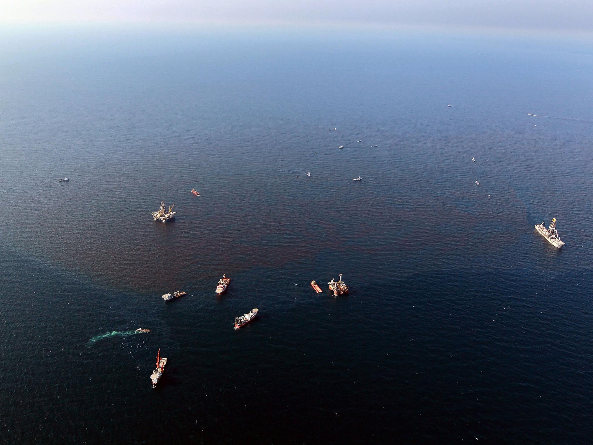 <p>Boats surround oil spill in the Gulf of Mexico in 2010 </p>