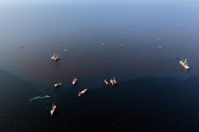<p>Boats surround oil spill in the Gulf of Mexico in 2010 </p>
