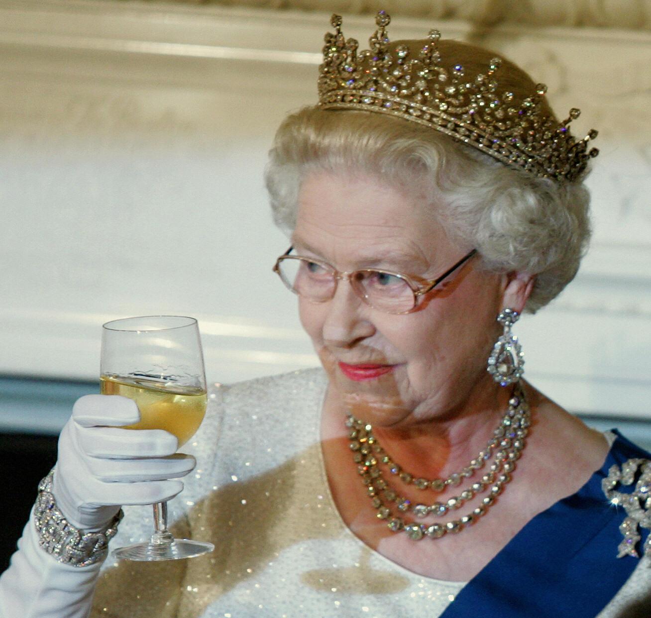 Queen Elizabeth II toasts George W. Bush at a White House state dinner in 2007