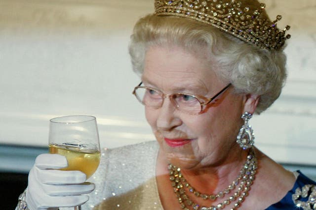 <p>Queen Elizabeth II toasts George W. Bush at a White House state dinner in 2007</p>