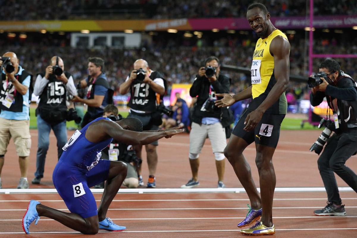 &#13;
Gatlin pays his respect to Bolt after Saturday's final &#13;