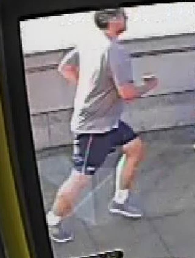 Footage of jogger 'pushing woman in front of London bus' on Putney