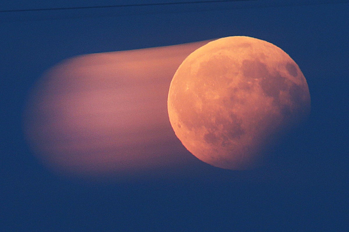 Lunar eclipse pictures show the moon's surface go blood red | The ...