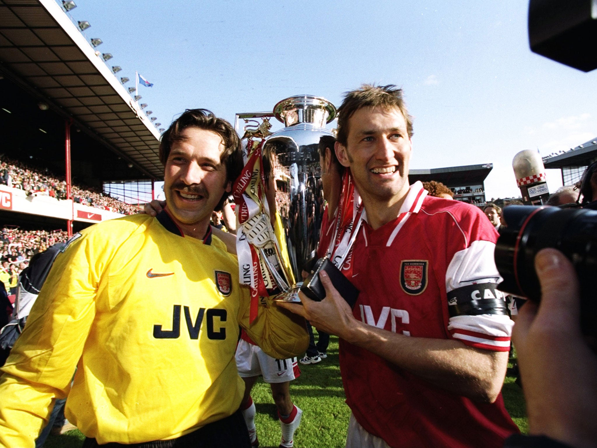 David Seaman with Arsenal captain Tony Adams after securing the 1998 league title