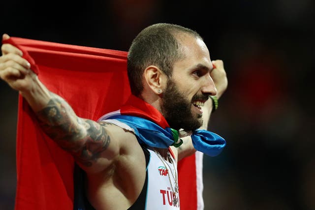 Ramil Guliyev revels in his gold-winning moment at the London Stadium