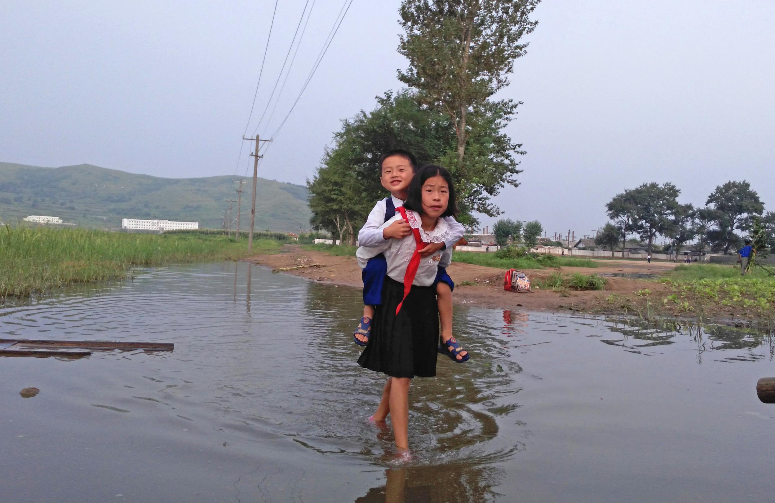 This Photographer Captured Everyday Life In North Korea On His Phone Indy100