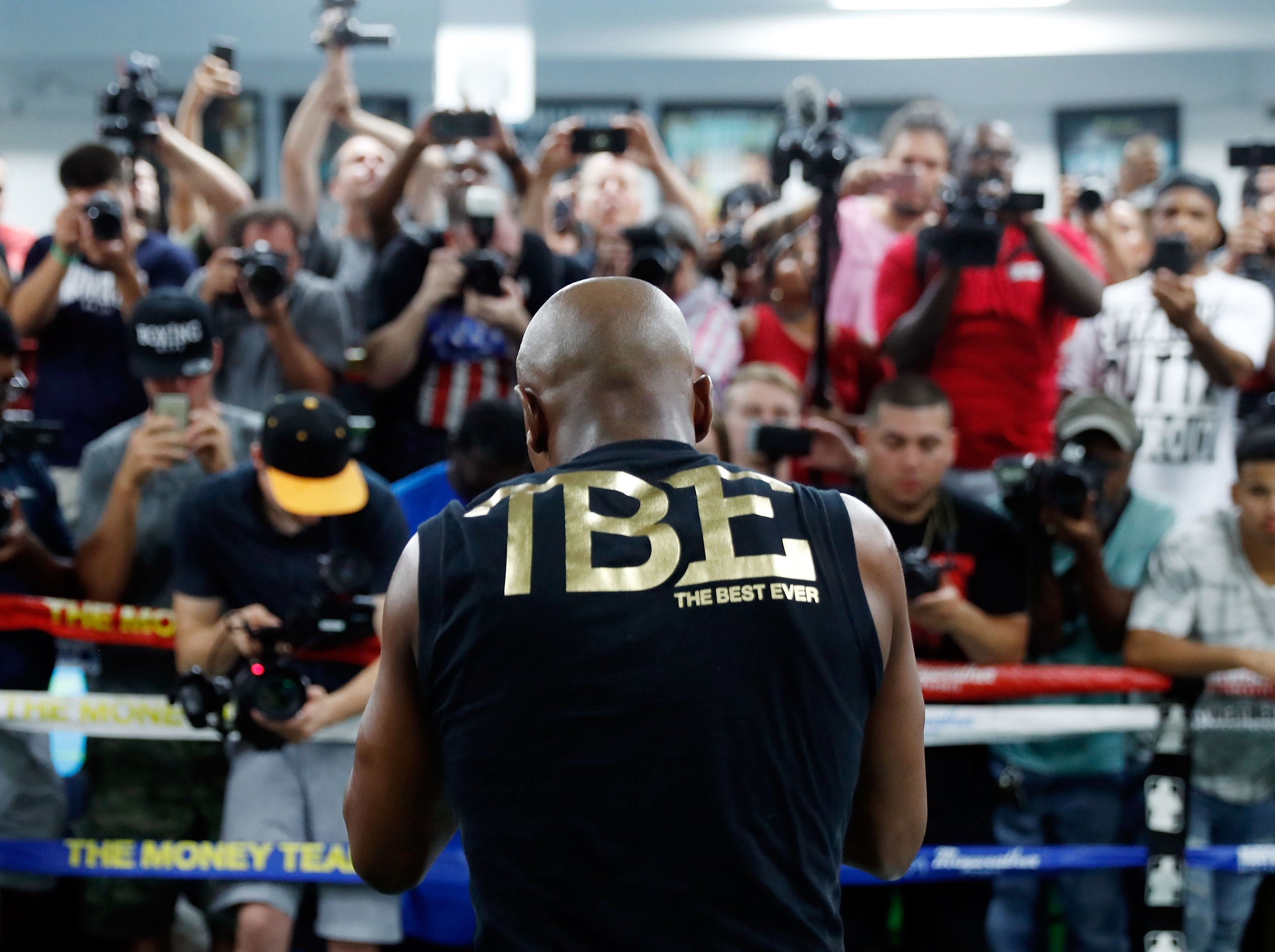 Mayweather shadowboxing during his open workout