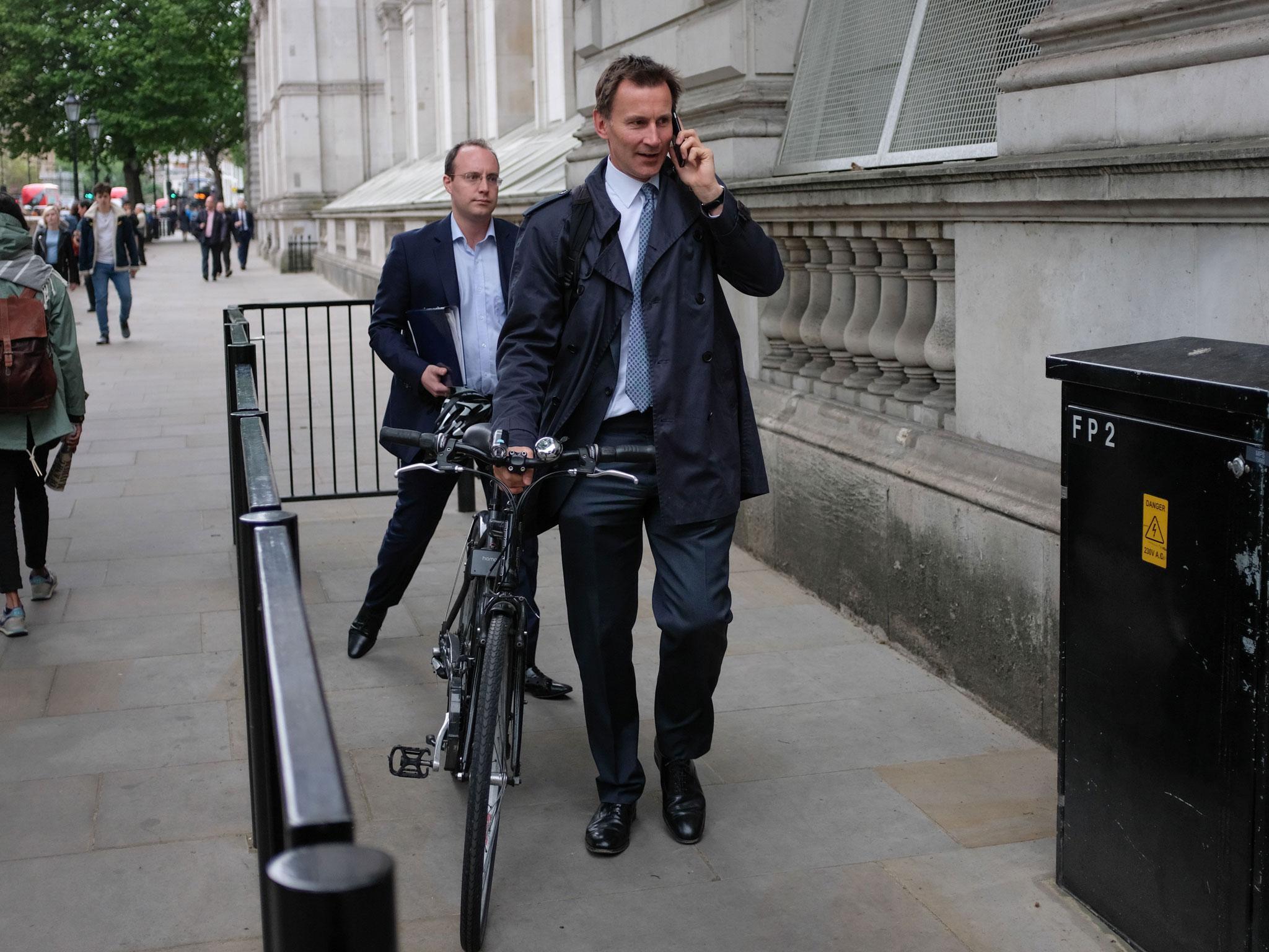 Jeremy Hunt arriving on bike at Downing Street