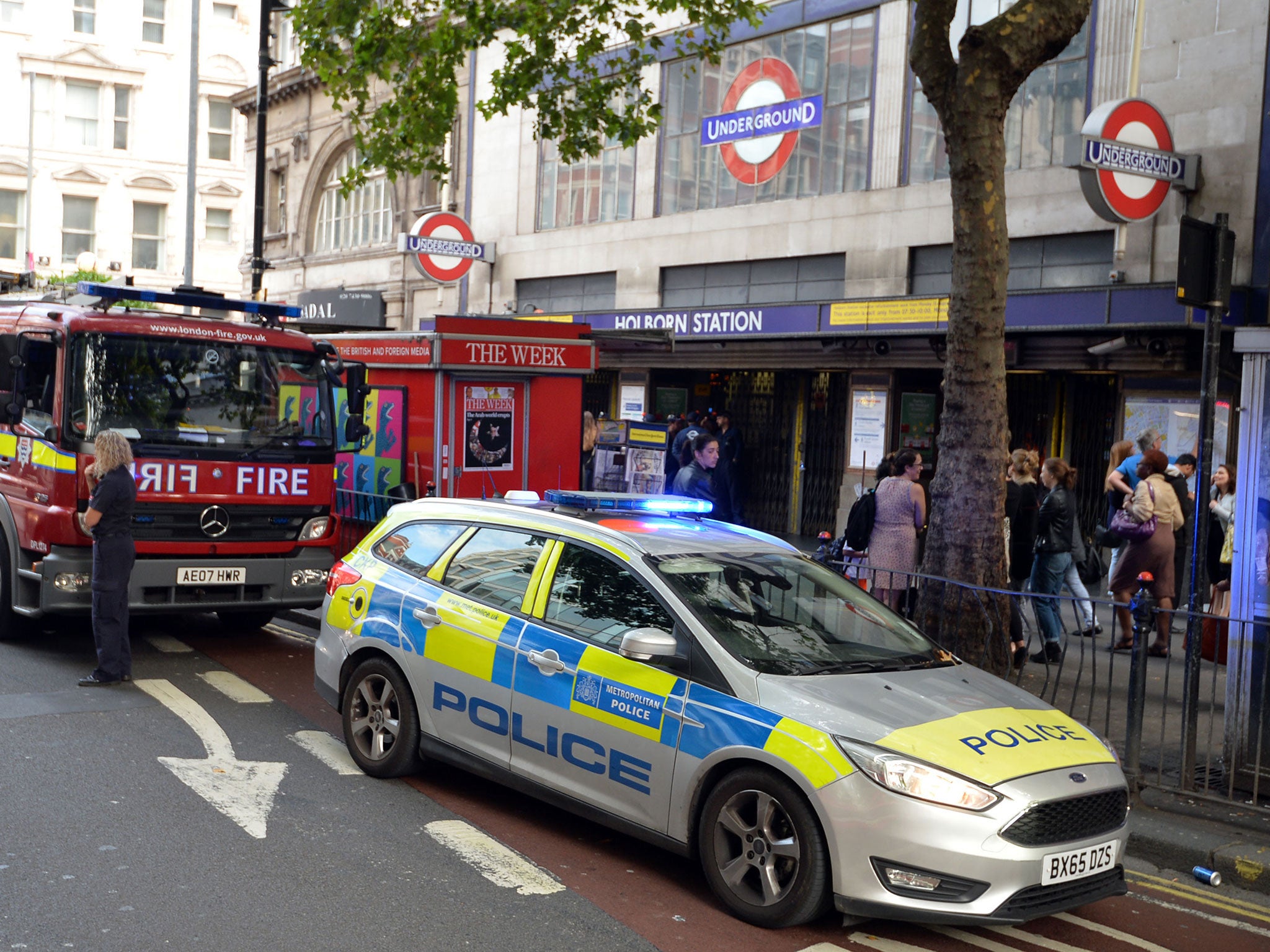 Holborn Tube station evacuated after &apos;loud bang and smoke&apos; on Central Line train