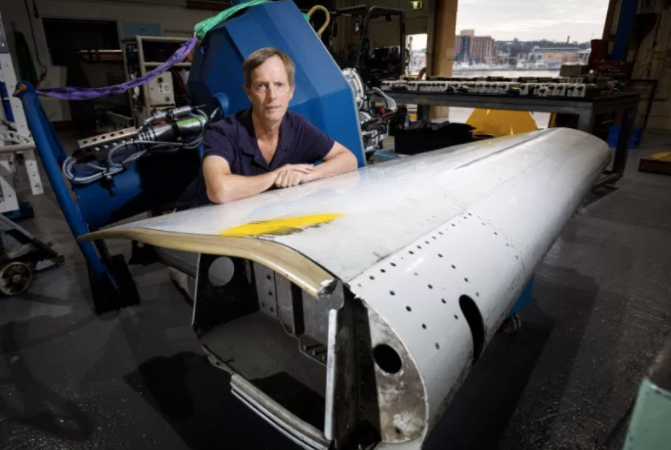 Dr David Griffin with a Boeing 777 flaperon used for drift tests