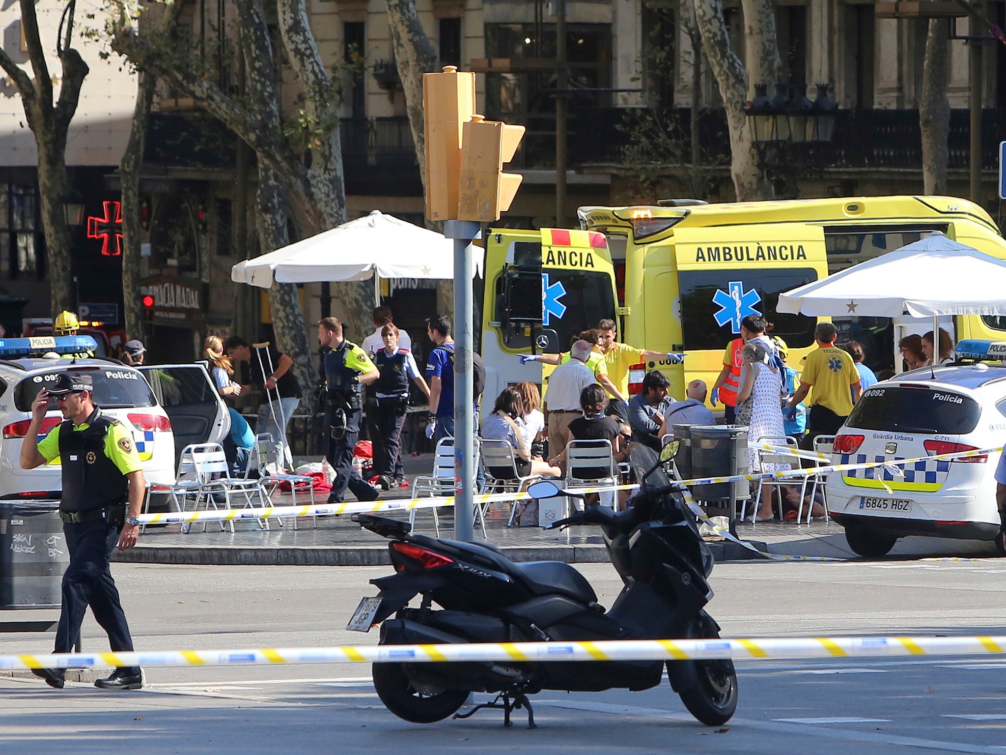 An armed police operation is underway and residents have been told to steer clear of the city's Placa Catalunya