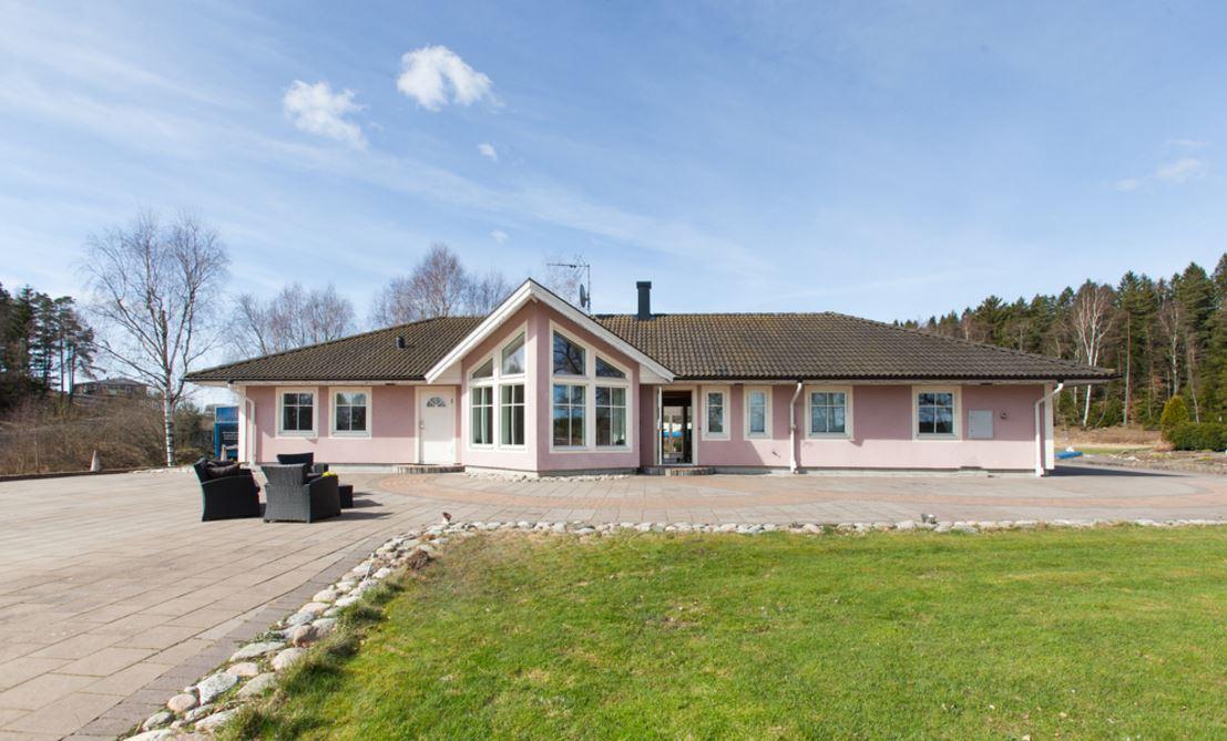 The airport comes with this pink house