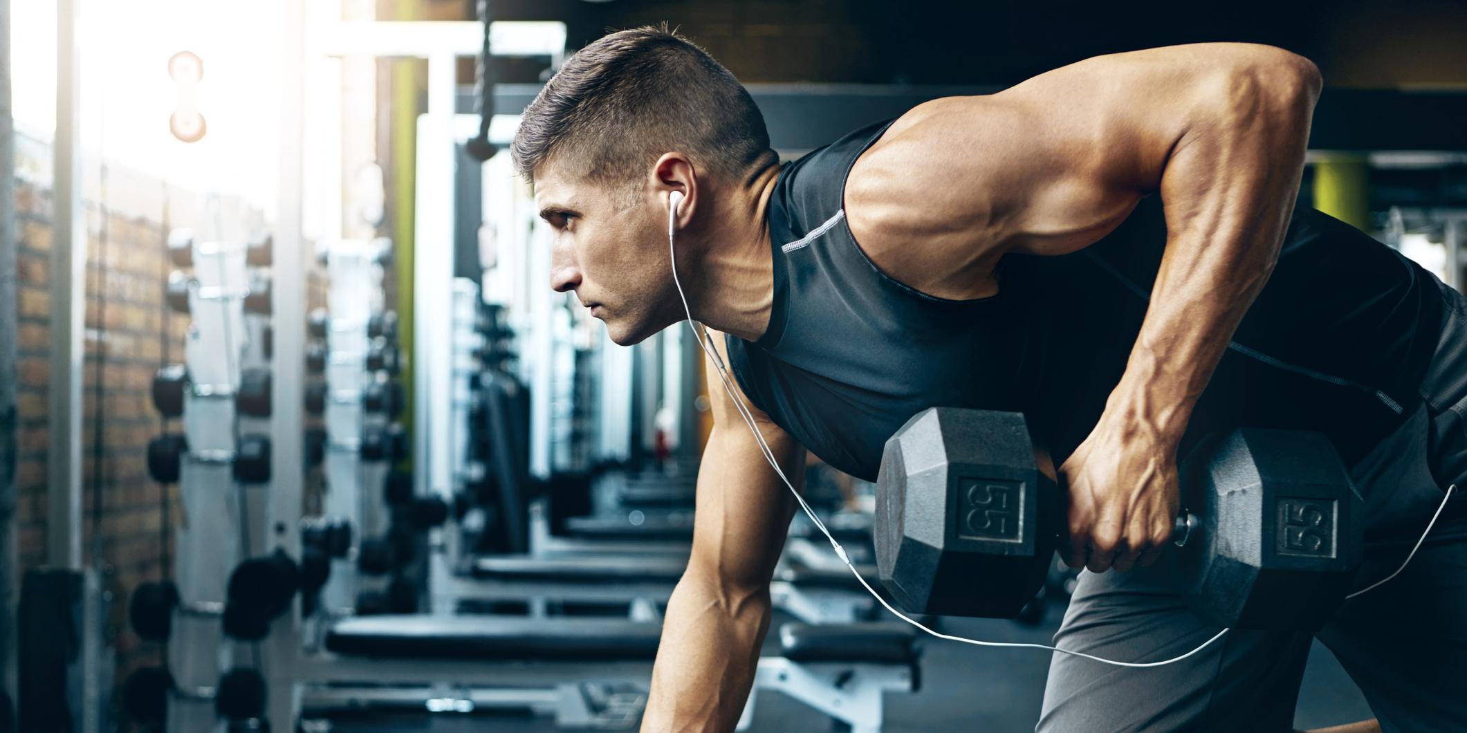 Тренировки андроид. Спортсмен в спортзале. Тренировка в тренажерном зале. Парень в тренажерном зале. Зал для тренировок.