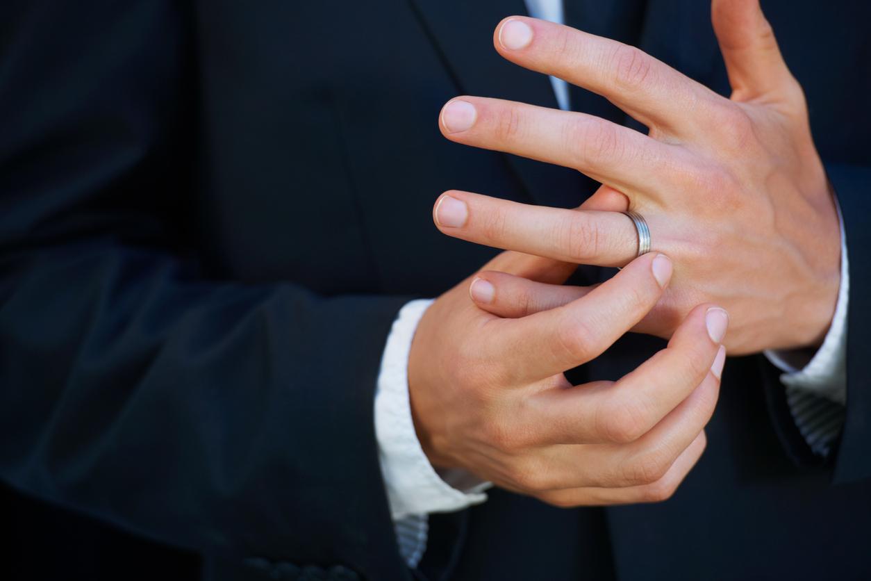 Where do men wear engagement and wedding ring? » Anitolia