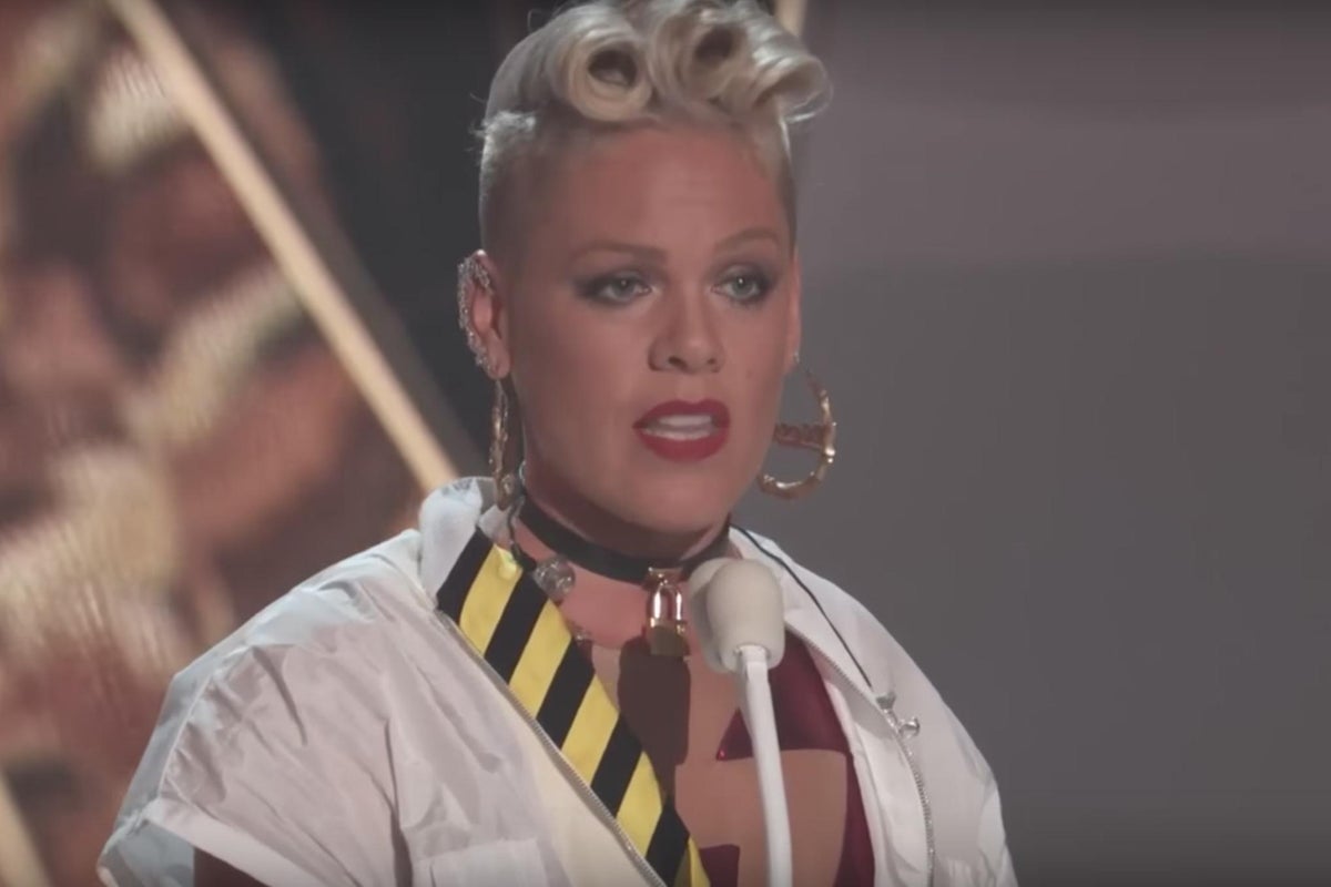 VMAs 2017: Pink gives inspiring speech about embracing androgyny after ...
