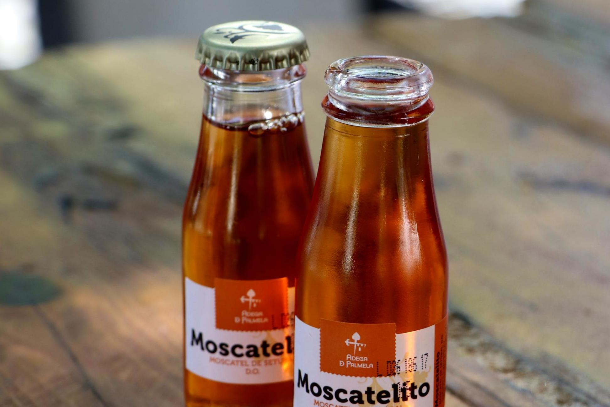 Tourists can drink Moscatelito with the locals