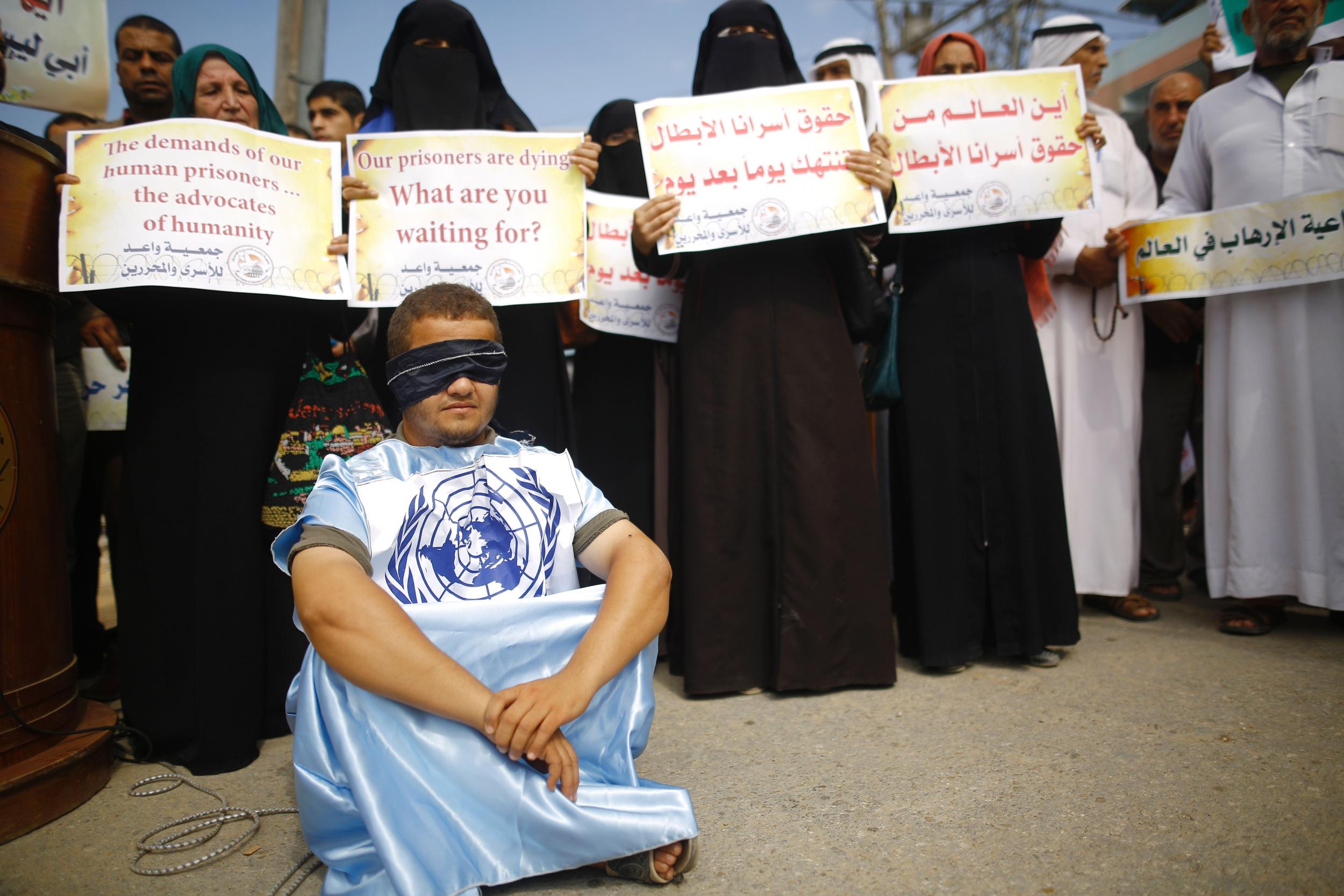 Palestinians block the road ahead of a convoy transporting United Nations Secretary-General Antonio Guterres on his arrival at the Erez border crossing in Beit Hanun, in the northern Gaza Strip, on 30 August 2017