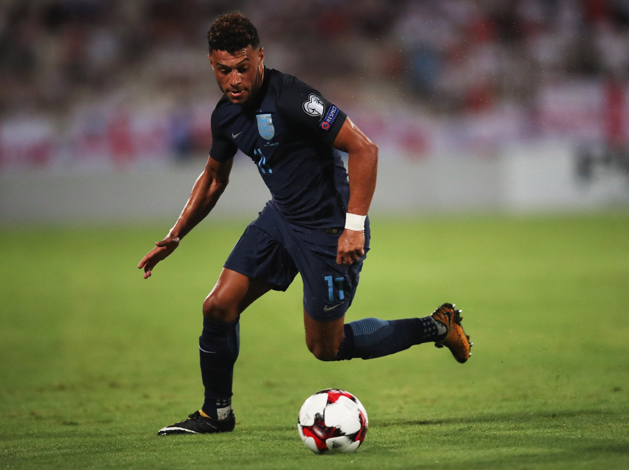Oxlade-Chamberlain is desperate to play in central midfield