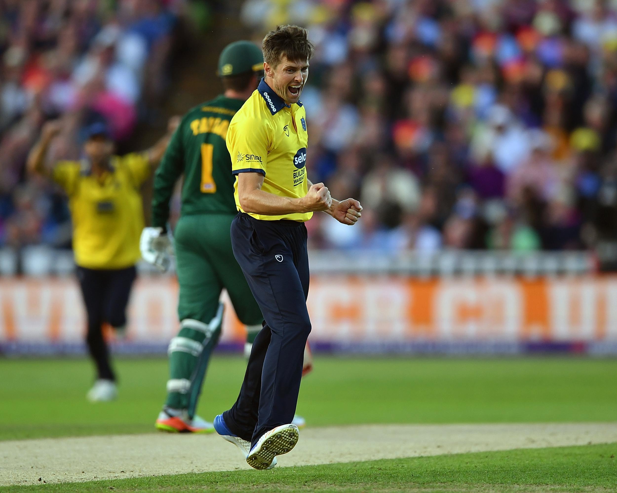 Chris Woakes took three early wickets for the Bears but they could not capitalise