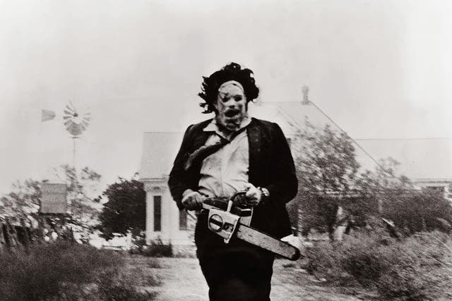 Leatherface (played by Gunnar Hansen) hunts his prey with a hammer, a meat hook and a chain saw 