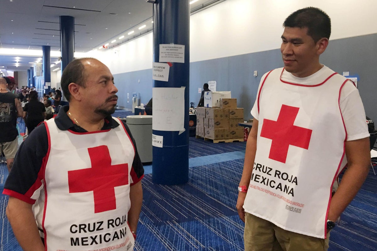 Hurricane Harvey: Mexican volunteers cross Texas border to bring aid to  victims of Houston flooding | The Independent | The Independent