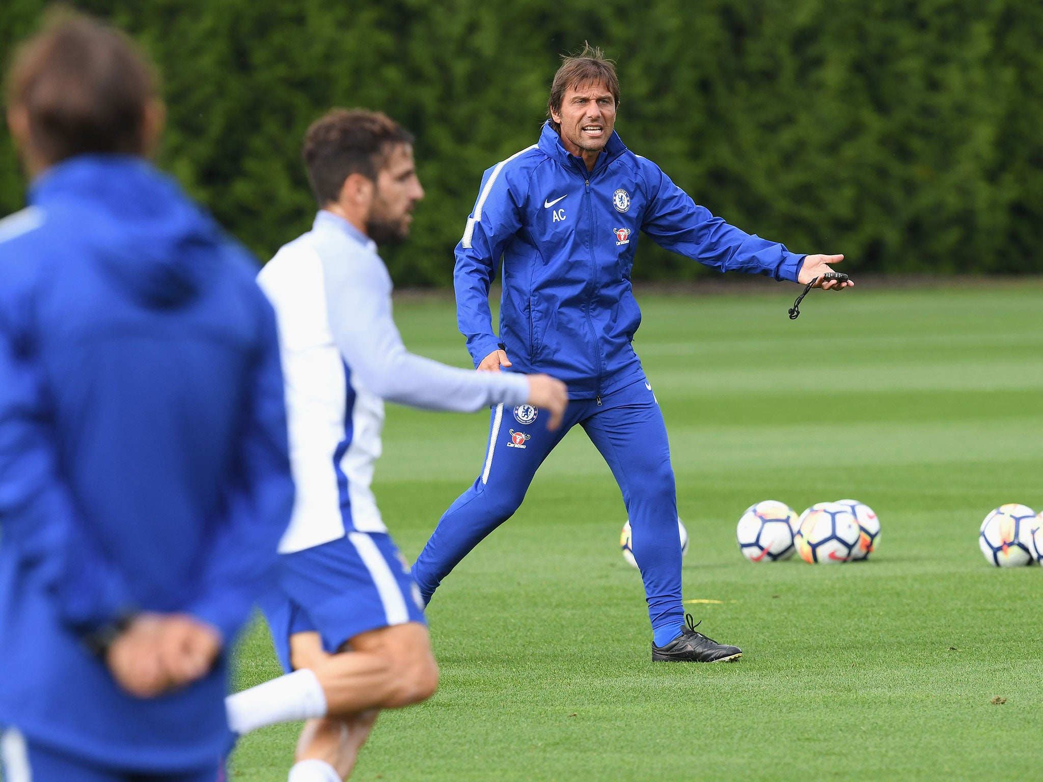 Antonio Conte in training ahead of his side's clash with Leicester this weekend