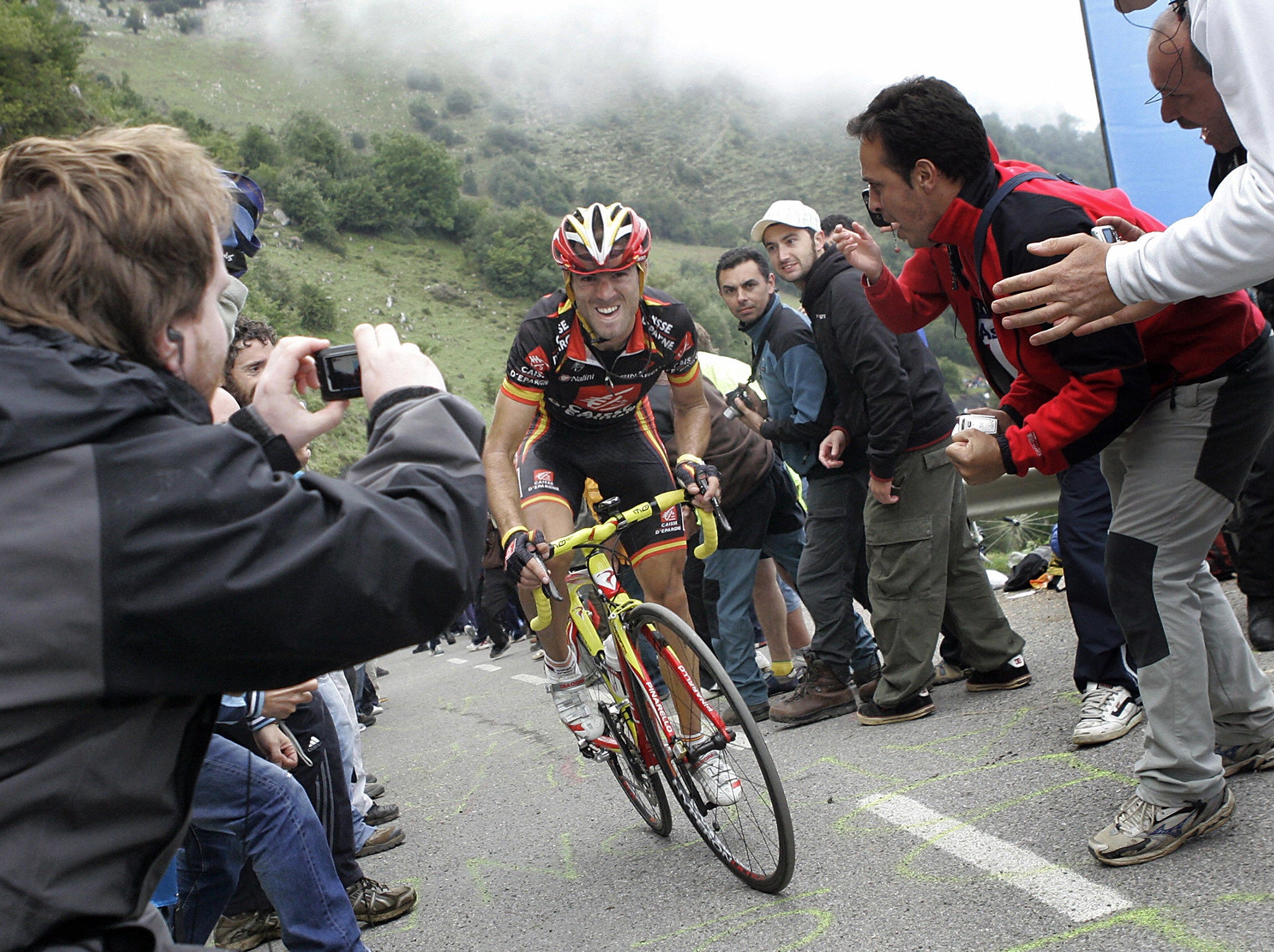 Contador tackling the climb in 2008
