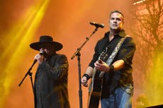 Country star Troy Gentry dies in helicopter accident 