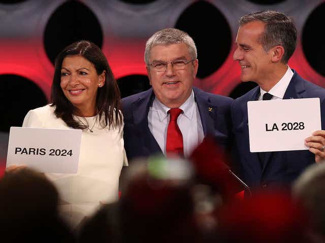 Paris Mayor Anne Hidalgo with IOC President Thomas Bach and Los Angeles Mayor Eric Garcetti