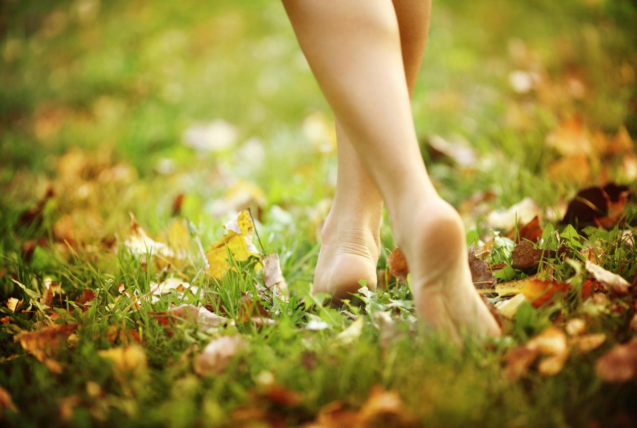 Grounding Walking Barefoot Is The Key To Getting Over Jet Lag