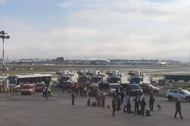 Passengers at Charles de Gaulle waiting on the tarmac after their flight was evacuated