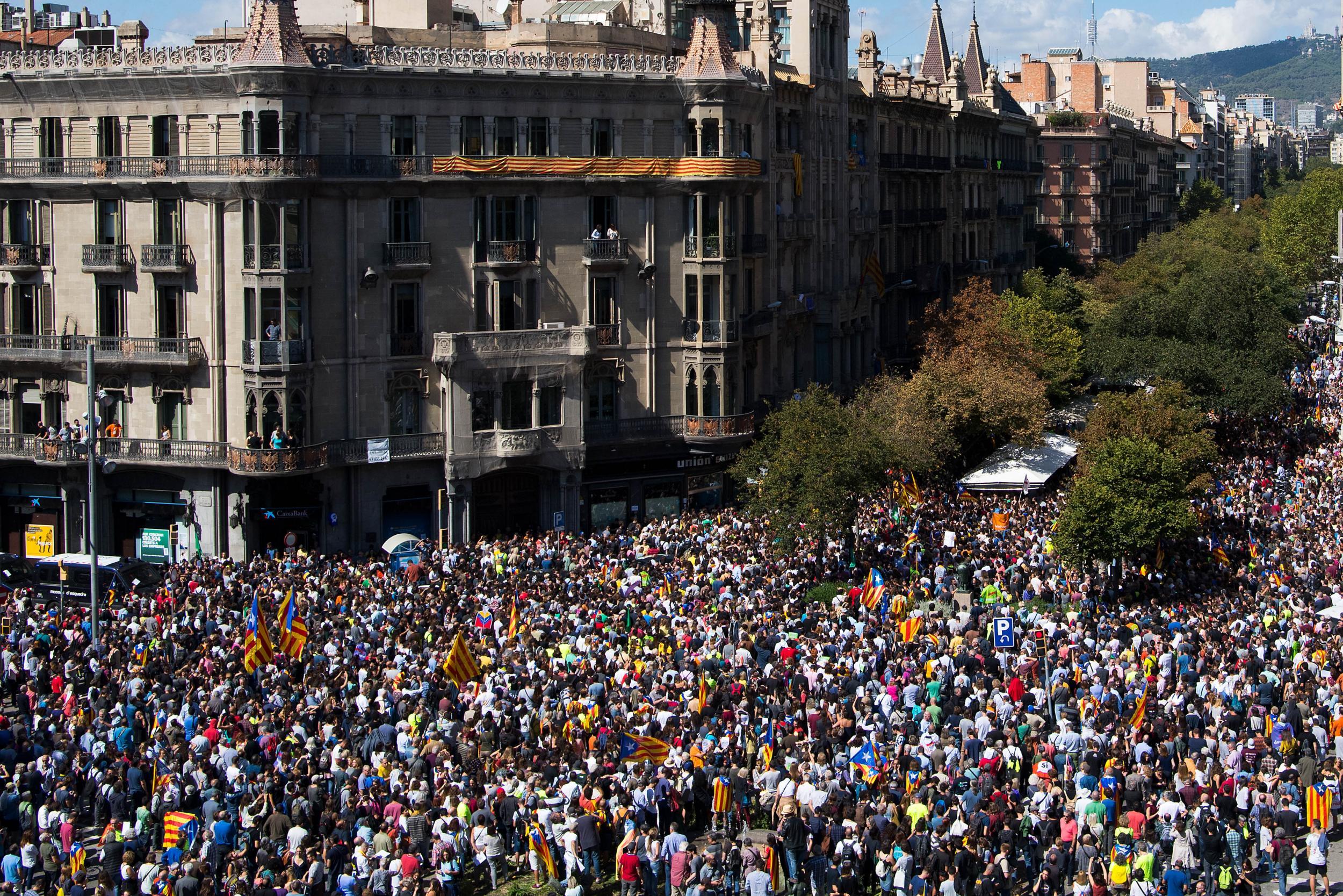 Pro-independence crowds gather outside the Catalan ministry of economy as police conduct searches inside (Getty)