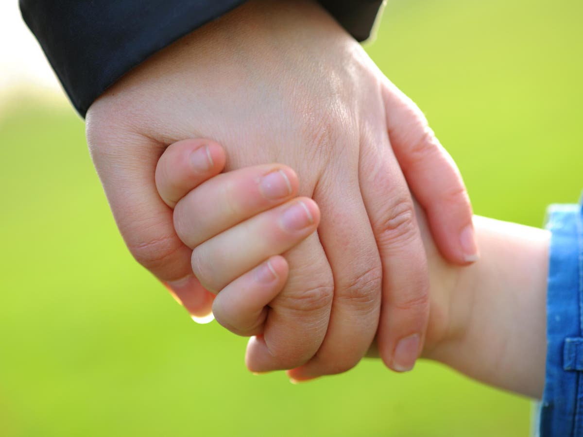 Доверие 14. Детская рука в руке. Детская и взрослая рука. Рука ребенка и взрослого. Руки детские и взрослые.