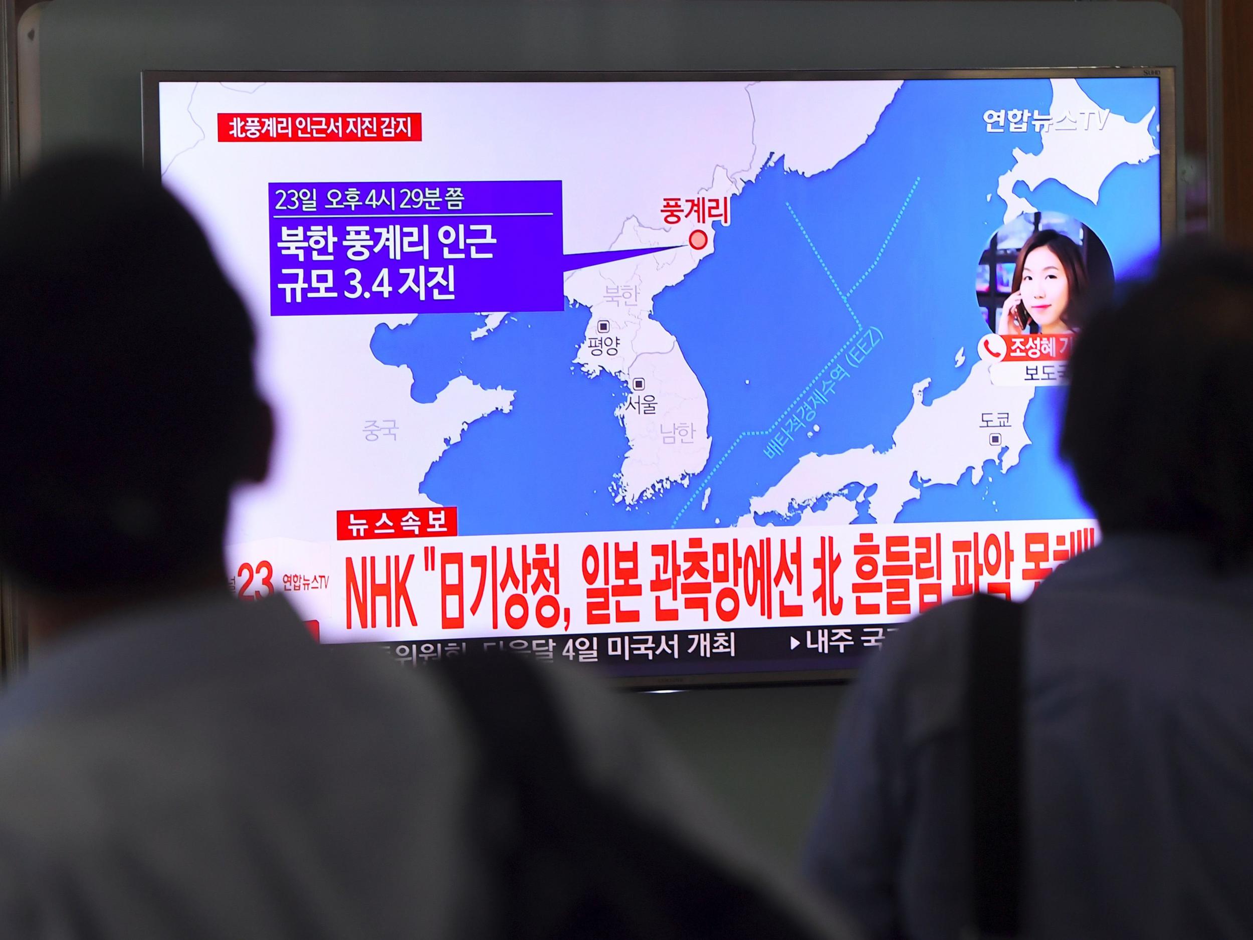 A man watches a television news screen showing a map of the epicenter of an earthquake in North Korea, at a railway station in Seoul on September 23, 2017.
China's seismic service CENC on September 23 detected a zero-depth, 3.4-magnitude earthquake in North Korea, calling it a "suspected explosion". There seemed to be some initial difference of opinion, however, with Seoul's Korea Meteorological Agency (KMA) saying that it had registered a tremor of a similar size, but judged it a "natural quake". / AFP PHOTO / JUNG Yeon-JeJUNG YEON-JE/AFP/Getty Images